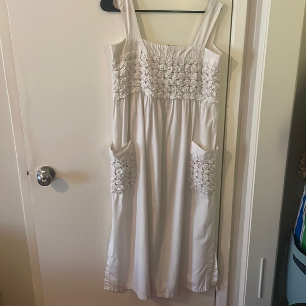 White beach dress with flower top and pockets